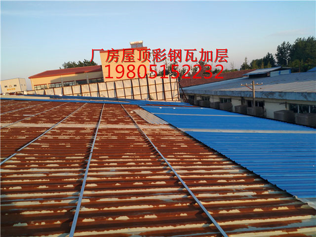 南京厂房彩钢板屋面生锈处理-更换屋面彩钢瓦夹芯板。